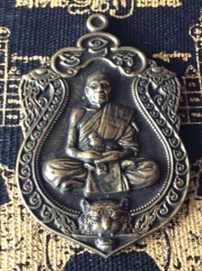 ANCIENNE MEDAILLE LUANG PHOR THUAD TIGRE AMULETTE TEMPLE bronze Thaïlande T187 - Picture 1 of 6