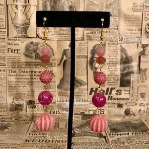 Pink Haskell beads Modern Graduated Raspberry Tone Textured Gold Dangle Earrings - Picture 1 of 6