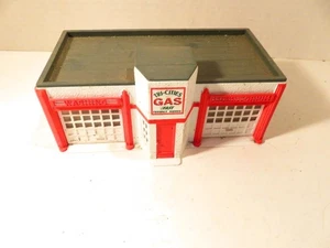 0/027 BUILDING - VINTAGE PLASTICVILLE GAS STATION KIT - GLUED - VG- SH - Picture 1 of 3