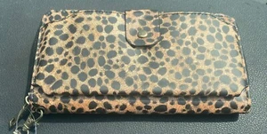 Cartera universal con estampado de guepardo con correa para muñeca y área de almacenamiento con cremallera - Imagen 1 de 5