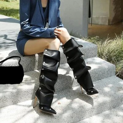 Botas de moda desmontables con botones plisados tacones de aguja punta puntiaguda para mujer Foto 1 de 4