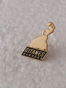 Pin's Pins Pin Enamel MÉTAL DORÉ Cigarette Tabac "Gitanes Blondes" - Imagen 1 de 1