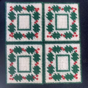 Vintage Plastic Canvas Holly 4 Coaster Set Handmade Needlecraft Red Green - Picture 1 of 3