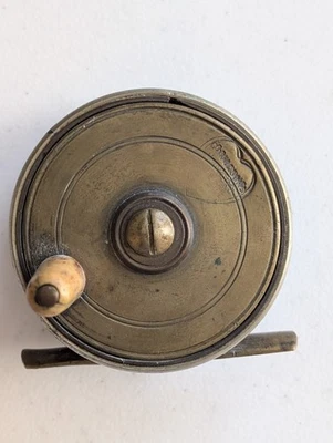 Antiguo carrete de pesca con mosca de latón de 2" Coombs & Sons de colección raro Foto 1 de 4
