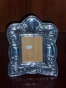 Marco de fotos de peltre genuino vidrio de 3" x 4" con respaldo de madera hecho en México - Imagen 1 de 1