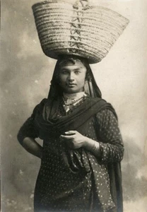 NORTH AFRICA, MOROCCO PRETTY GIRL CARRIES BASKET ON HEAD VINTAGE SNAPSHOT PHOTO - Picture 1 of 2
