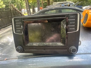 17 PASSAT JETTA GLI BEETLE OEM RADIO RECEIVER W/ 5" INFO SCREEN 561035150A - Picture 1 of 2