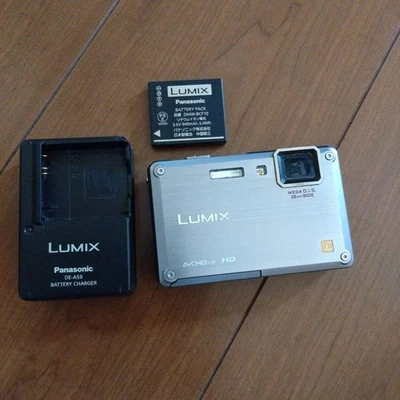 Panasonic LUMIX DMC FT1 fotocamera compatta impermeabile argento con batteria - Immagine 1 di 4