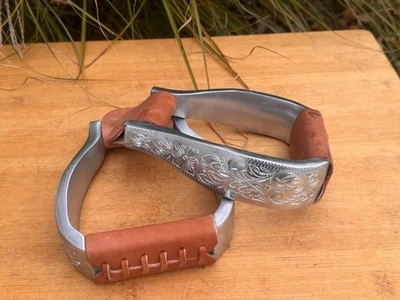 Гравированные алюминиевые стремена для седла Western Show с кожаными протекторами - Изображение 1 из 4