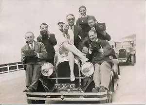 DEAUVILLE c. 1930 - Mistinguett et Photographes sur sa Chrysler - PRM 180 - Imagen 1 de 2