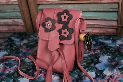  Сумка через плечо Flower Accent Mini веганская кожа с кисточками и тремя цветами - Изображение 1 из 4