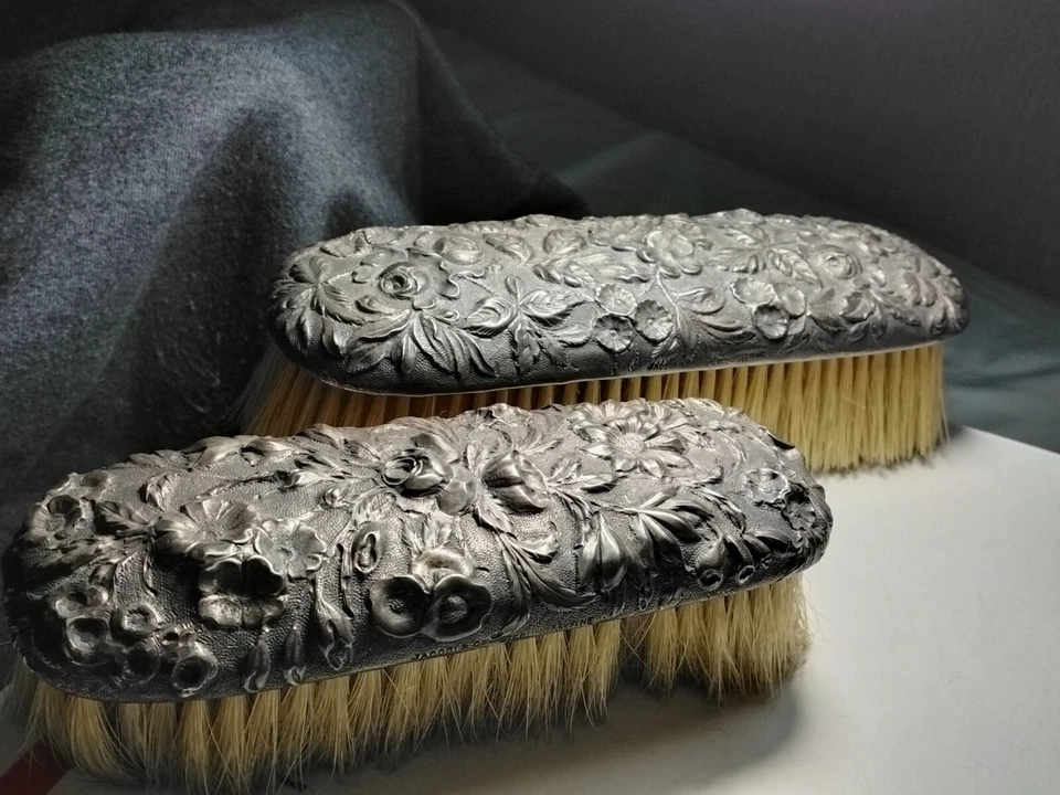 Pinceles para ropa Jacobi & Co. repousse florales de plata de ley Foto 1 de 4