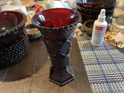 Jarrón de vidrio vintage Avon 1876 Cape Cod rojo rubí 8" Foto 1 de 2