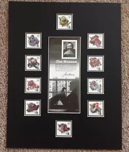 MATTED 10x13 set di 11 FRANCOBOLLI USA INUTILIZZATI IN ONORE DI JIM HENSON E DEI MUPPETS - Foto 1 di 4