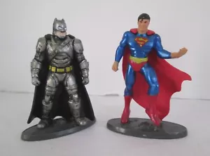 Micro figura blindada de la Liga de la Justicia de Batman y Superman en la base juguete, tapa de pastel - Imagen 1 de 4