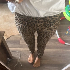 Pantalones ajustados con estampado de leopardo R13 Allison - Imagen 1 de 16