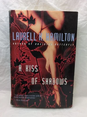 A Kiss Of Shadows Laurell K. Hamilton Hardcover Book Foto 1 de 4