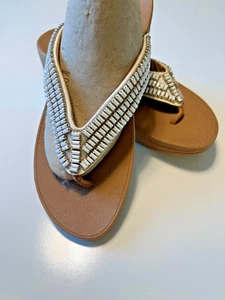 Sandalias FITFLOP blancas/doradas adornos con joyas bamboleo talla 9 brillantes - Imagen 1 de 10