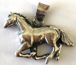 Ciondolo piccolo donna o bambino cavallo corsa argento sterling 925 - Foto 1 di 7