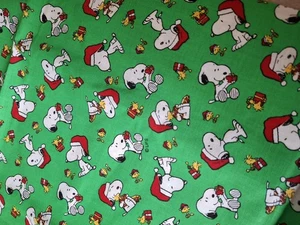 De colección Snoopy/Cacahuetes con Sombreros de Papá Noel de Navidad, Verde, Algodón, 1 Yarda x40" W - Imagen 1 de 5