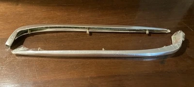 Pair 1960 Chevy Impala El Camino Front Fender Trim Wrap Around Moldings Foto 1 de 4