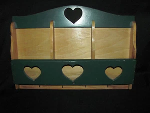 Organizer lettere e portachiavi in legno - verde naturale/cacciatore con ritagli cuore - Foto 1 di 12