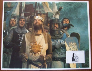 JOHN CLEESE PHOTO D'EXPLOITATION 1975 MONTY PYTHON SACRE GRAAL ! 22,5 X 28,5 CM - Picture 1 of 1