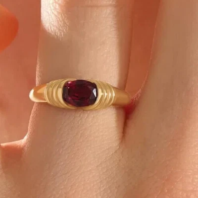 Anillo de compromiso para hombre de granate rojo simulado corte ovalado de 2 quilates enchapado en oro amarillo de 14 k Foto 1 de 4