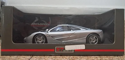 Modelo diecast McLaren F1 Roadcar UT Models 1:18 | plateado Foto 1 de 4