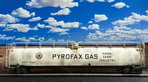 HO Atlas #1728-2 1 ACF 33000 Gal Tank Car, Pyrofax SHPX #17003 (a4) - Picture 1 of 9