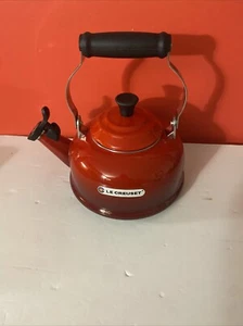 Le Creuset Enamel On Steel Whistling Tea Kettle 1.7 qt. Cerise With Trivet @ - Picture 1 of 8