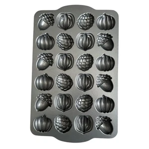 Nordic Ware Fall Cakelet Muffin Pan Noci Ghiande Zucche 2,5 tazze - Foto 1 di 10
