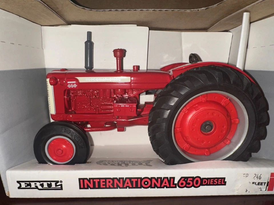 Tractor diésel ERTL International 600 1/16 1995 #246 #268* Foto 1 de 2