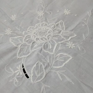 Tovaglia ricamata bianca 67x86" usata in ottime condizioni bordo capesante ricamo floreale taglio - Foto 1 di 17