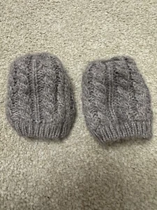 Baby Mädchen Junge Unisex graue Fäustlinge mit Zopfmuster - Größe 0-6 Monate - Bild 1 von 4