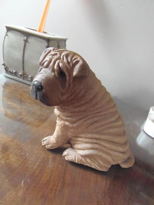 Figura de perro Shar Pei Sandcast de Sandra Brue Foto 1 de 4