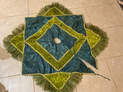 Falda De Colección Pier 1 Terciopelo Pavo Real Volantes Verde azulado/Dorado Árbol de Navidad 52 pulgadas Foto 1 de 4