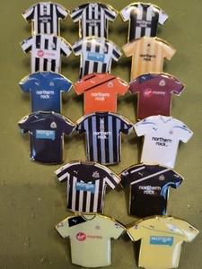 Newcastle 2010 - 2015 Heim und Auswärtstrikot Pin Anstecker - Bild 1 von 1