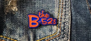 Prendedor de solapa/sombrero/chaqueta esmaltado de 1,25 pulgadas con logotipo del B-52 - Imagen 1 de 4