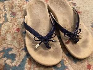 Vionic Zehentrenner-Flip-Flop-Sandale mit Schleifendetail Bella II Lizard Navy 8 - Bild 1 von 6