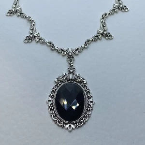 COLLAR COLGANTE PLACA PLATEADA DE VIDRIO FACETADO NEGRO ESTILO VICTORIANO FILIGRANA DELLA - Imagen 1 de 8