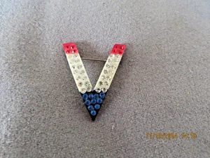VINTAGE CELLULOID & STRASS V FÜR VICTORY ANSTECKNADEL/BROSCHE - ROT WEISS & BLAU - Bild 1 von 3