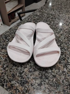 Crocs Sandalen hellrosa pastell Komfortschuhe Pantoletten Riemchensandalen Gr. 7 - Bild 1 von 8