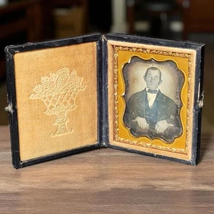 Foto antigua tipo lata daguerrotipo o ambrotipo de hombre en estuche de cuero  - Imagen 1 de 8
