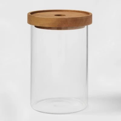 Bote de almacenamiento de vidrio mediano con tapa de madera - Umbral™: vidrio transparente Foto 1 de 4