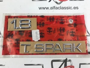 EMBLEMA VERSIÓN ALFA ROMEO “1.8 TWIN SPARK” REF OEM 60654817 - Foto 1 di 5