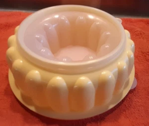TUPPERWARE *Charlotte Puddingform *gelb ca. 23 cm Durchmesser * Höhe ca. 9 cm * - Bild 1 von 3