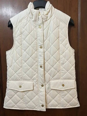 CHALECO ACOLCHADO MARFIL TORY BURCH CON LOGOTIPO DORADO Talla: M Venta al por menor: $298 Foto 1 de 4