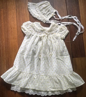 Vestido y gorro vintage de encaje rosa amarillo Something Pretty infantil 0-3 meses Foto 1 de 4