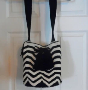 Neu mit Etikett kolumbianische mittelgroße handgefertigte Wayuu Stamm Mochila Tasche klassisch schwarz und weiß - Bild 1 von 14